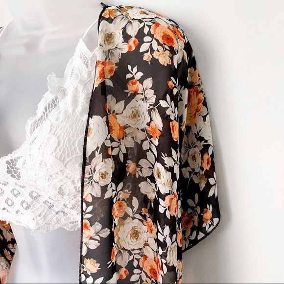 Beautiful Flowy Flower Kimono Throw 🌹 - Picture 4 of 9